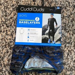 New with tags, CuddlDuds Boy performance base layers 2 piece set.